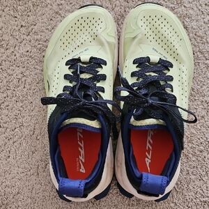 Altra Olympus 6, Light Yellow and Navy, Excellent Condition, Size 9